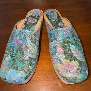 Johnny Was Caprina Clogs multi colored floral size 8